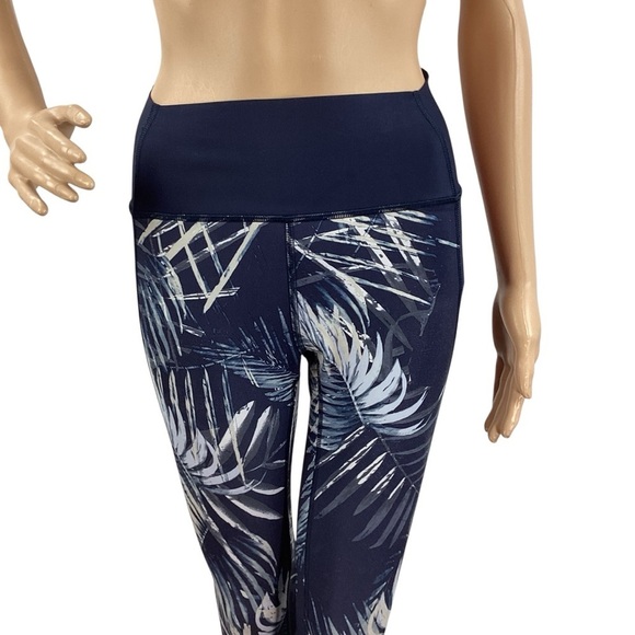 GapFit Sculpt Compression Palm Print Capri Leggings Size M - Picture 2 of 7